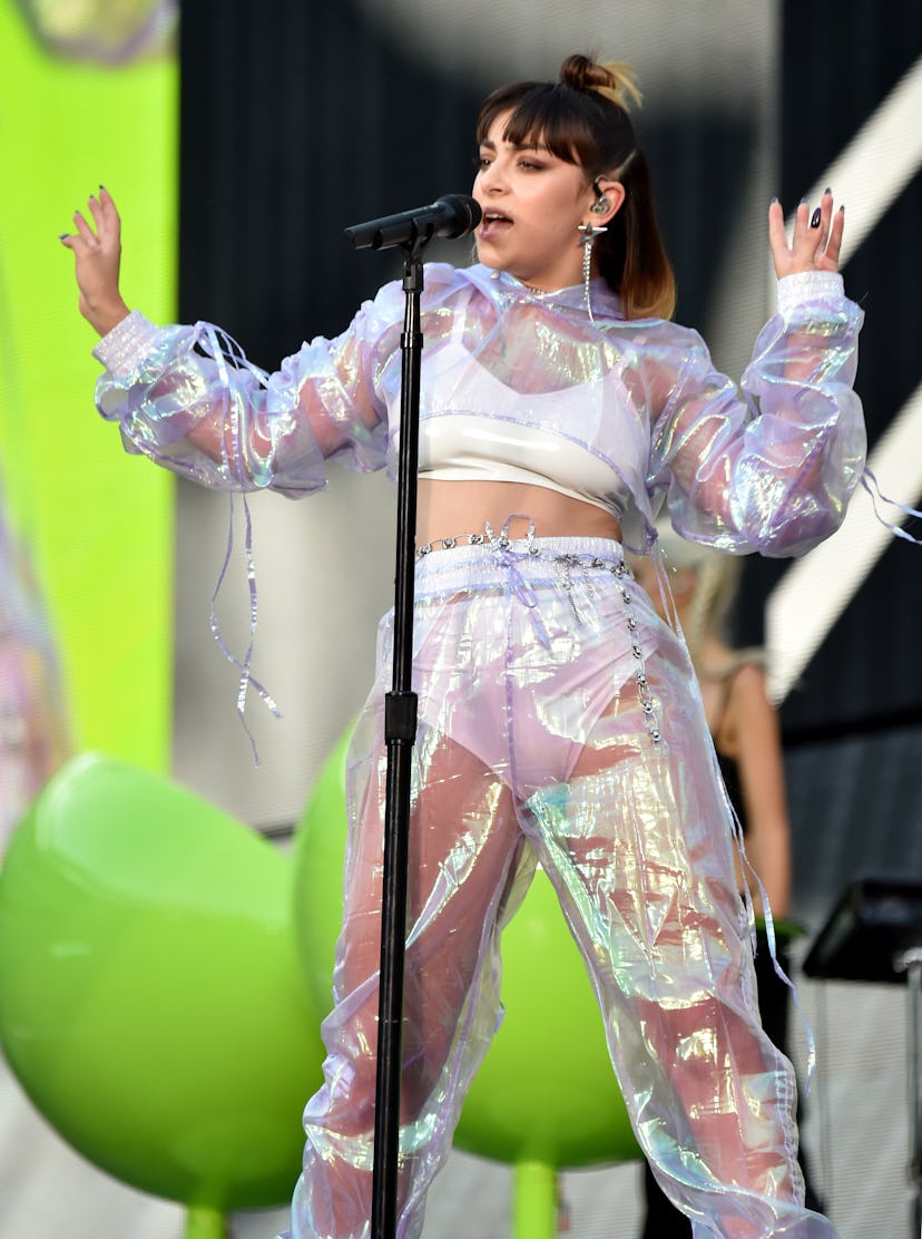 EAST RUTHERFORD, Nueva Jersey - 20 DE JULIO: Charli XCX se presenta en el escenario durante el Taylor Swift Reputation Stadi...