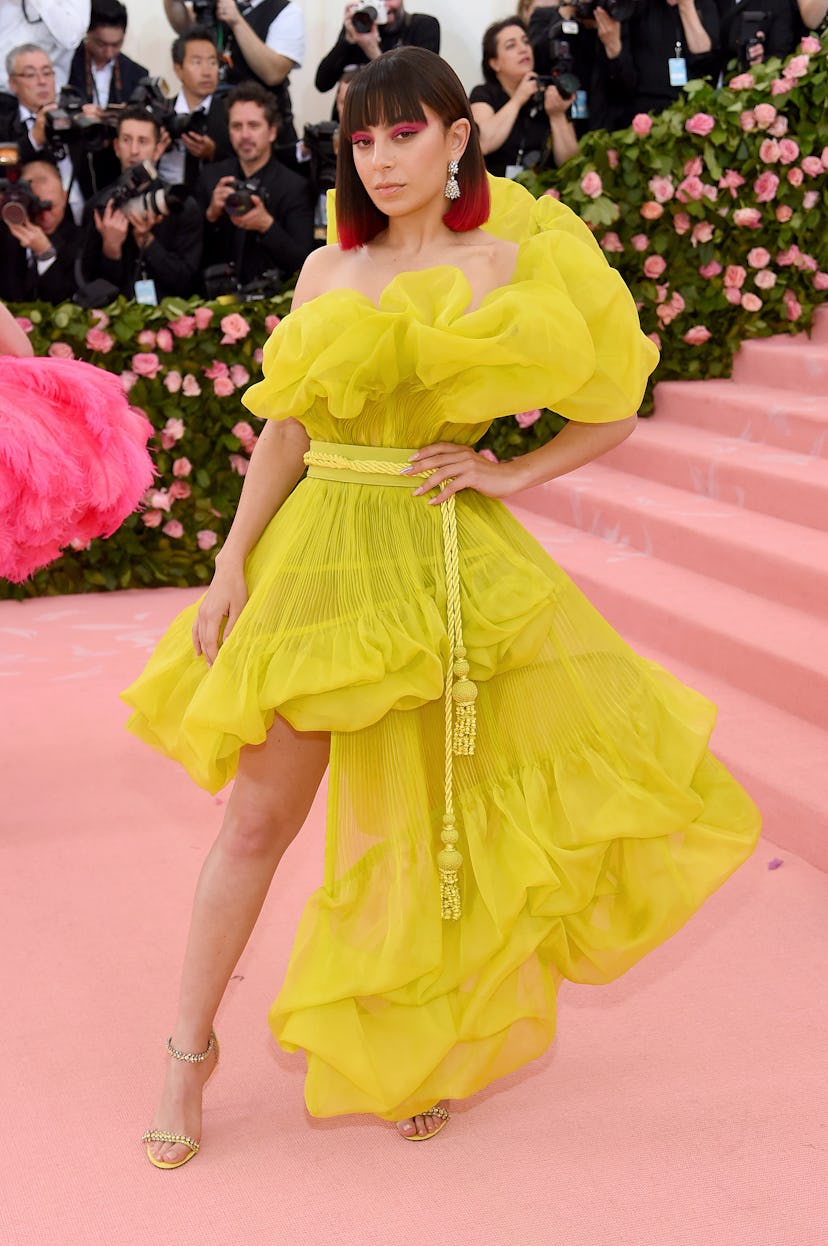 NUEVA YORK, NUEVA YORK - 6 DE MAYO: Charli XCX asiste al campamento de celebración de la Met Gala 2019: Notas sobre la moda...