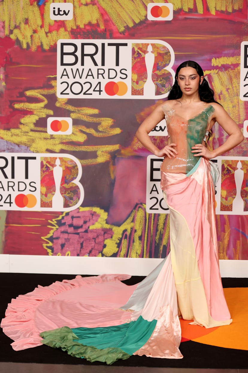 LONDRES, INGLATERRA - 2 DE MARZO: (SÓLO USO EDITORIAL) Charli XCX asiste a los BRIT Awards 2024 en el O2 A...