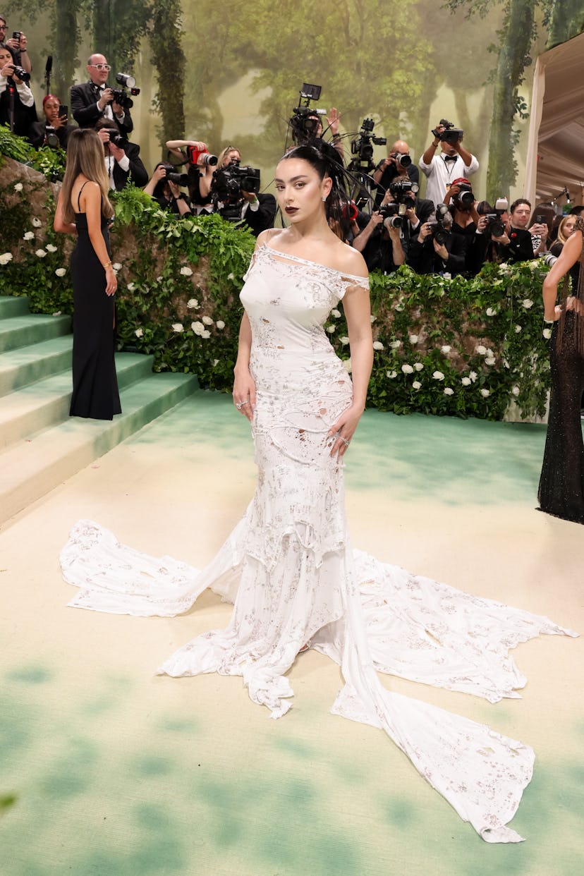 NUEVA YORK, NUEVA YORK - 6 DE MAYO: Charli XCX asiste a la Gala Met 2024 celebrando "Bellas Durmientes: Re...