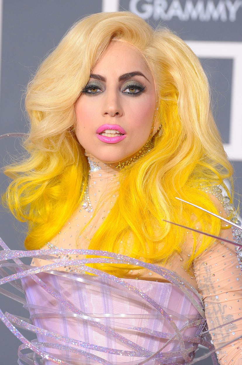 Lady Gaga con el pelo amarillo en los Grammy 2010