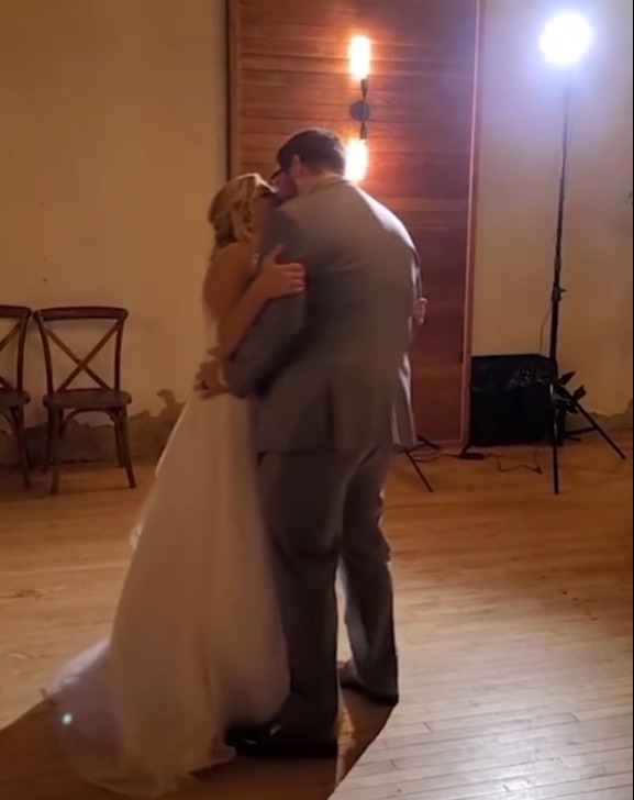 Se puede ver a Josh bailando con Abby y Brittany en el video de 2021.
