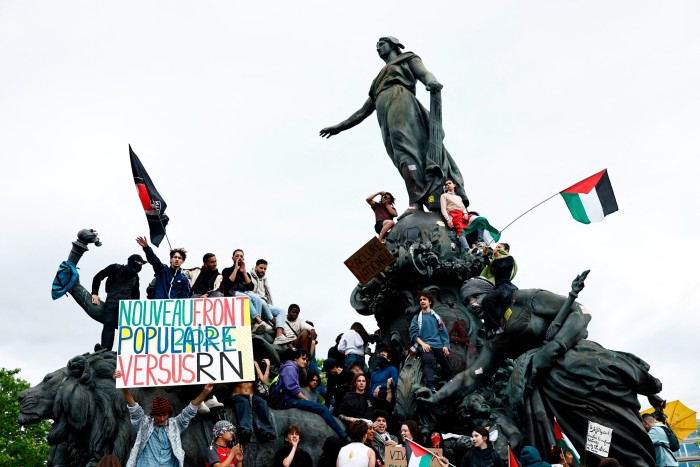 Manifestantes contra la extrema derecha suben a la estatua del Triunfo de la República en París