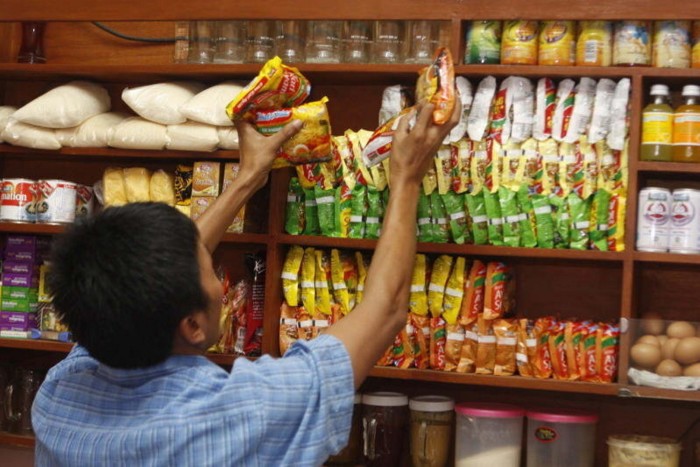 Fideos Indomie a la venta en una tienda