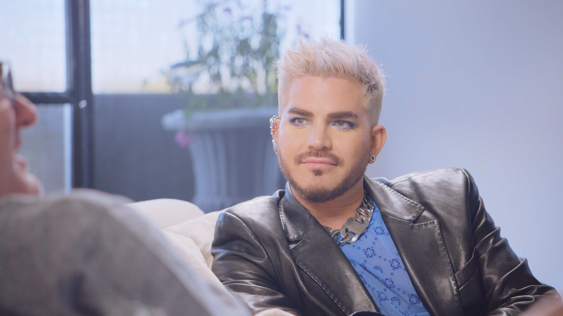 Adam se convierte en documentalista mientras conversa con estrellas del pop LGBTQ+