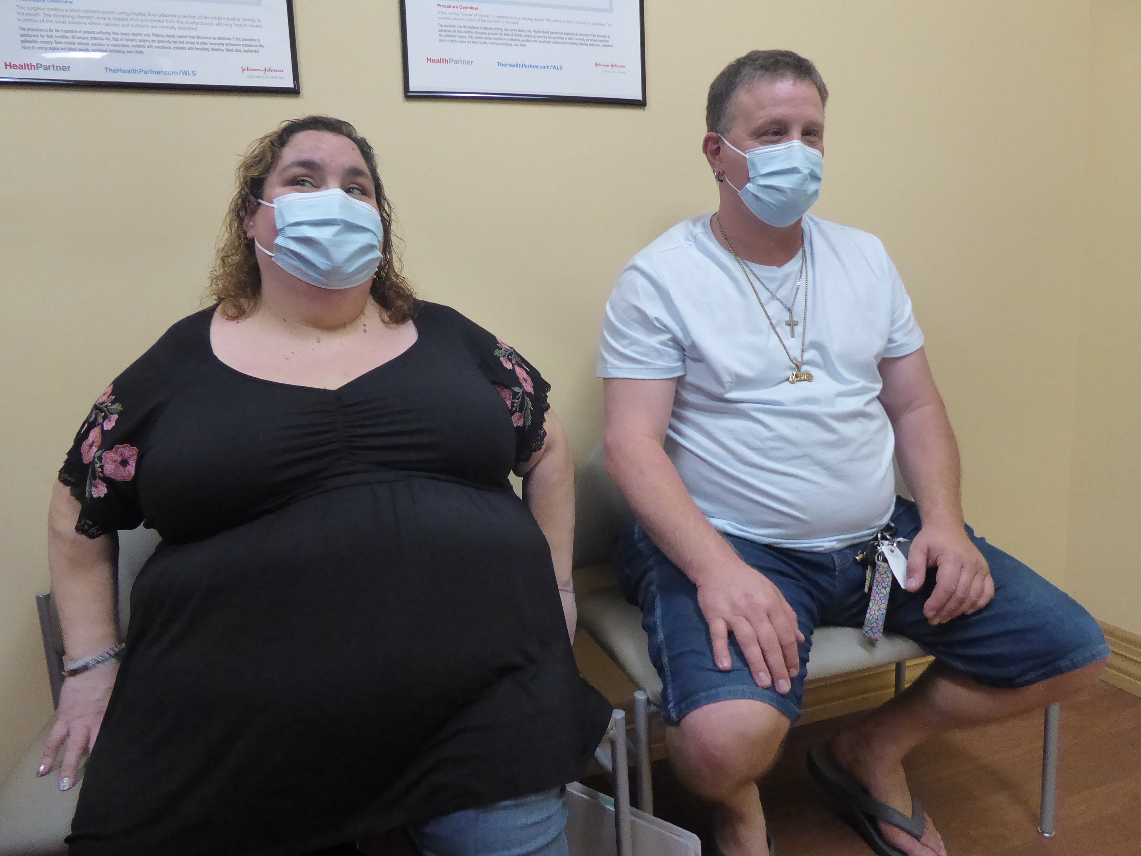La paciente Christina y su prometido John esperan en el consultorio del médico.