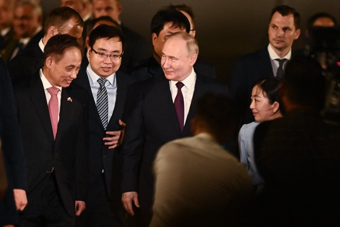 Vladimir Putin es recibido en el aeropuerto internacional de Noi Bai