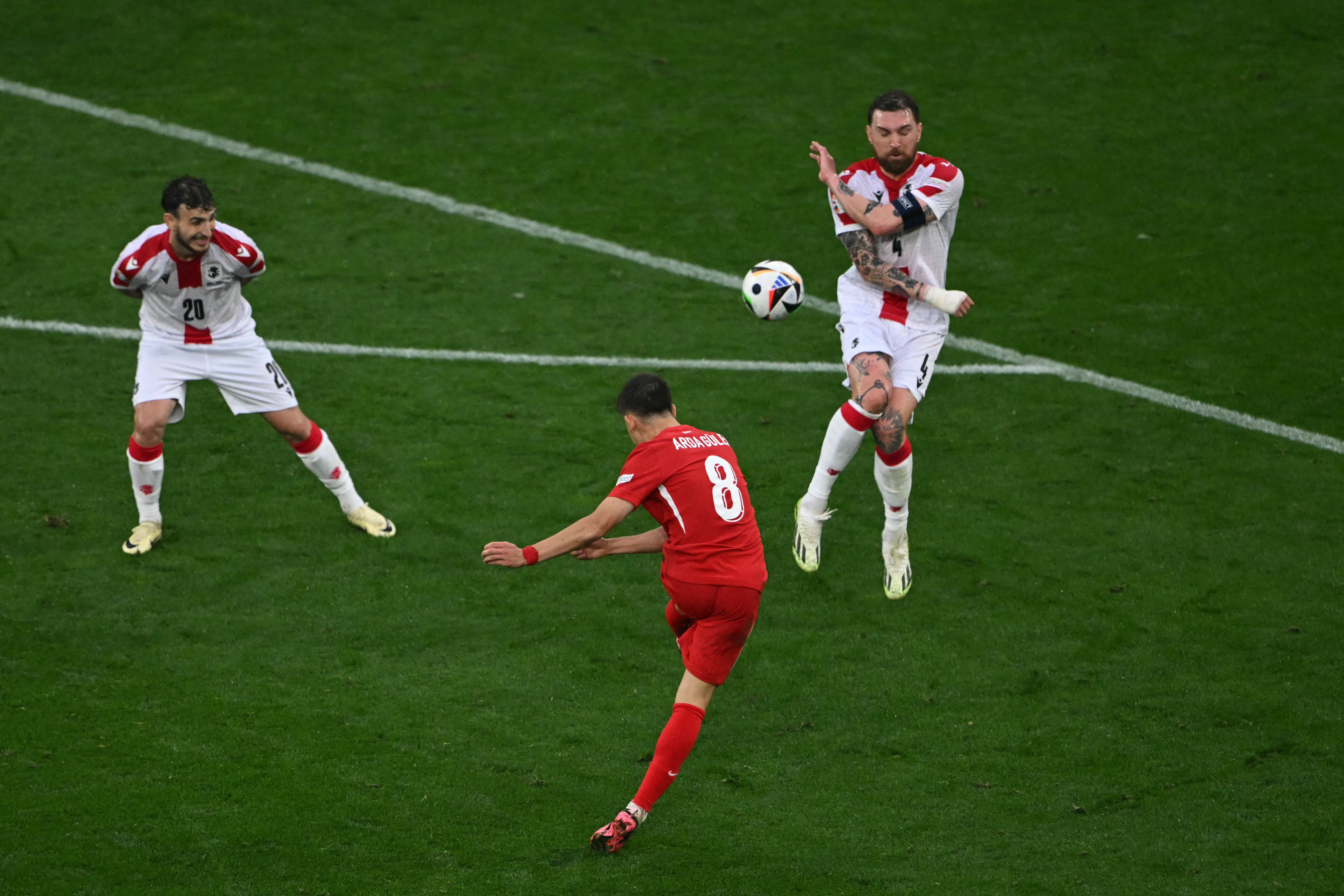 El turco Arda Guler anotó uno de los goles del torneo desde lejos