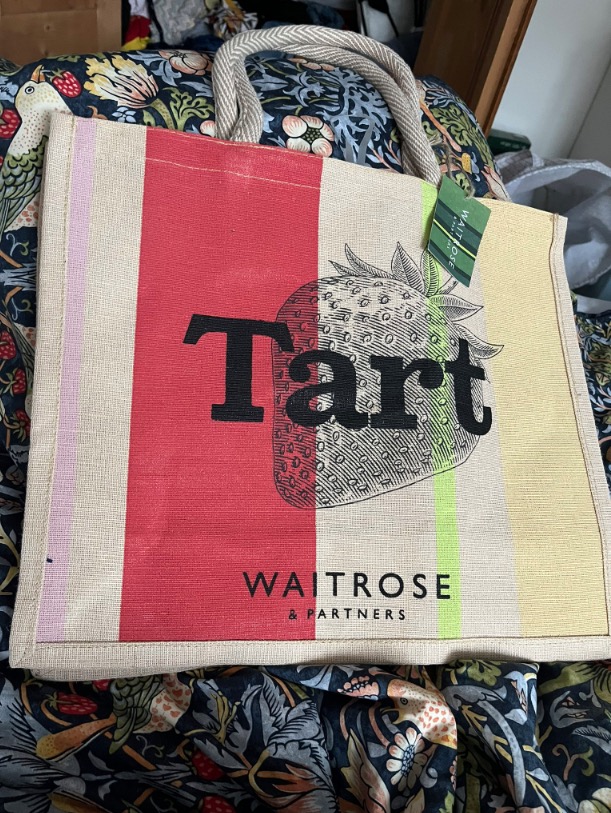 Los copos de nieve han encontrado una microagresión por la que fingir estar ansioso: bolsas de compras de Waitrose con la palabra TART