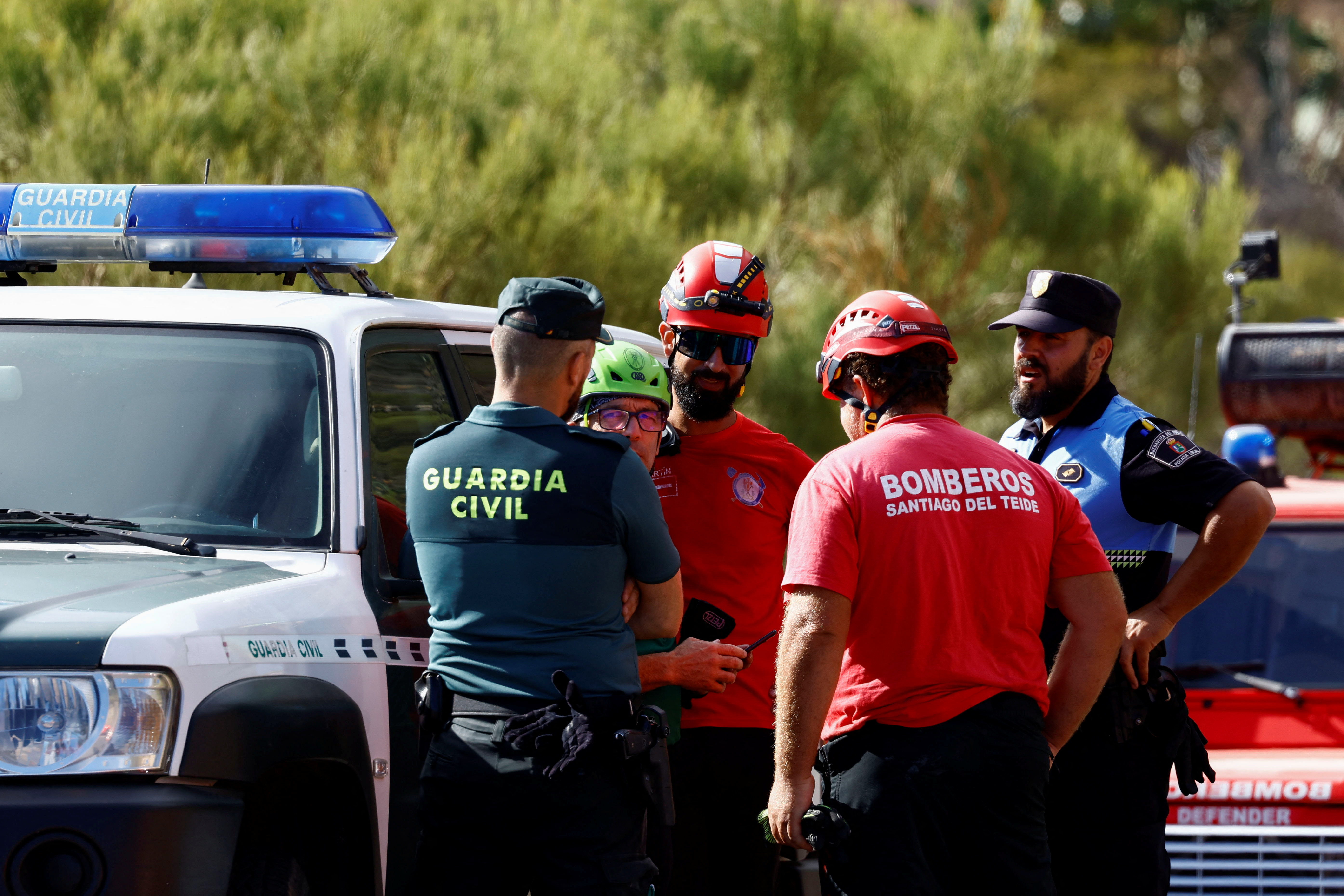 Rescate de montaña, policías y bomberos recorren las colinas en busca de Jay en el norte de Tenerife
