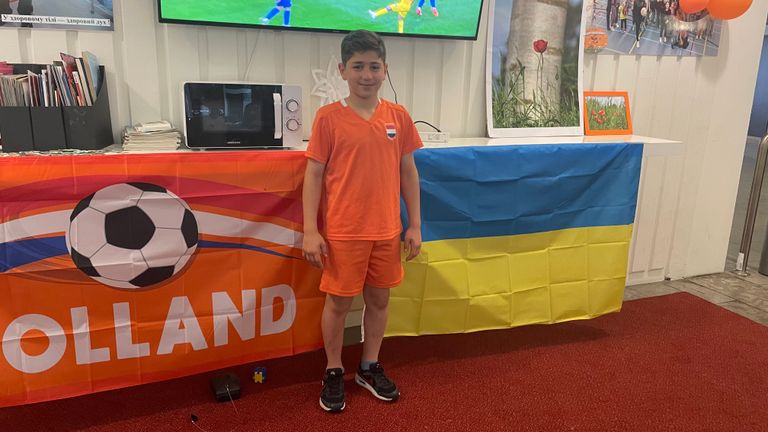 Ramiz viste de naranja pero anima a Ucrania