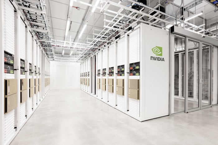 Una supercomputadora se encuentra en una habitación blanca.