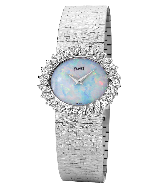 Un reloj con esfera azul ópalo en una pulsera de oro blanco. 