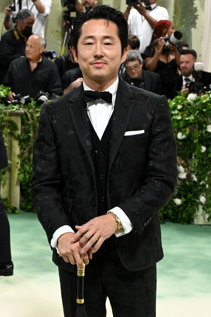 Steven Yeun en la Met Gala 2024: “Bellezas Durmientes: Reawakening Fashion” celebrada en el Museo Metropolitano de Arte