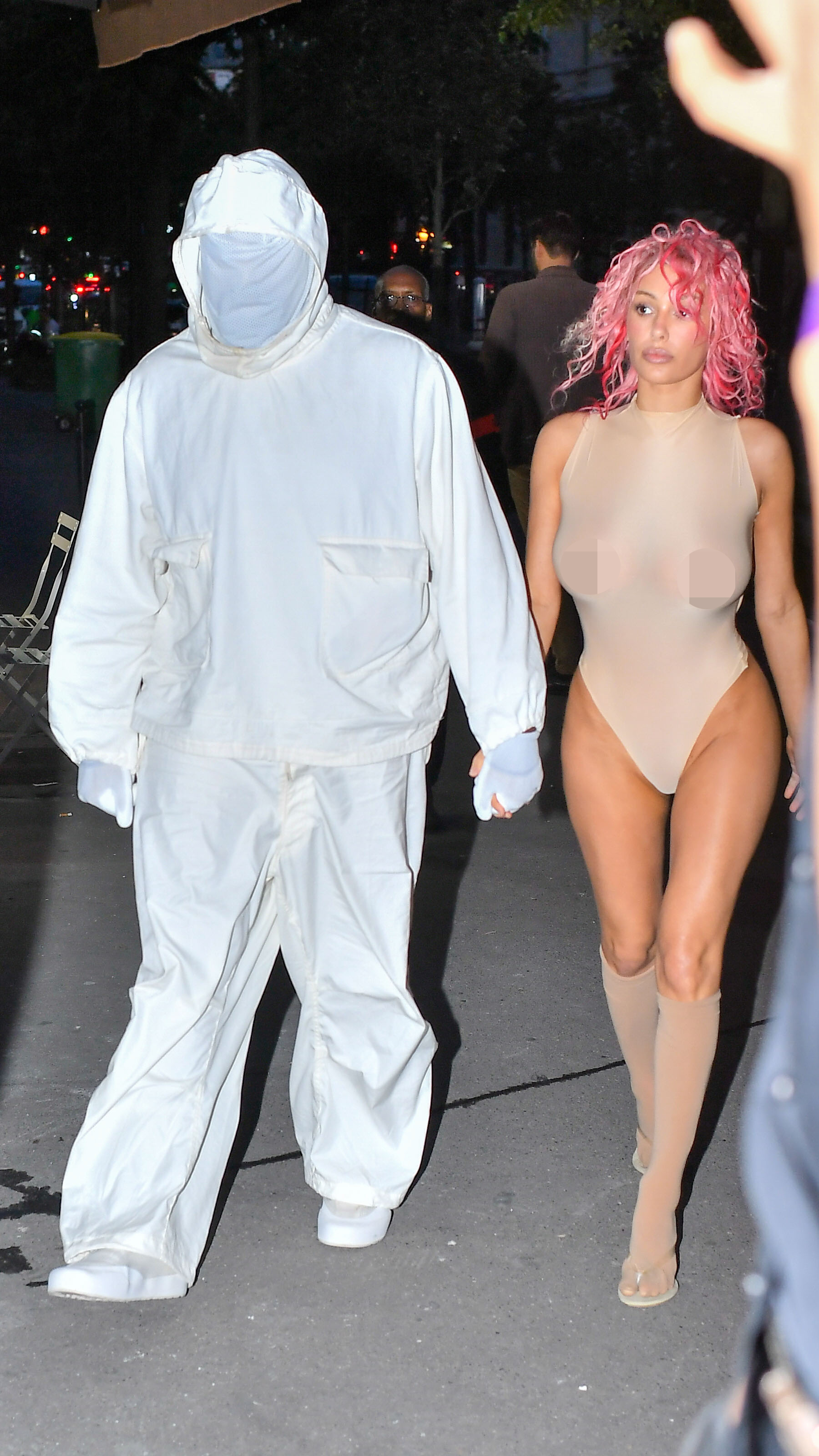 Kanye West y su esposa Bianca Censori llamaron la atención en la Semana de la Moda de París