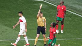 El portugués Rafael Leao recibe una tarjeta amarilla en el partido contra Turquía.