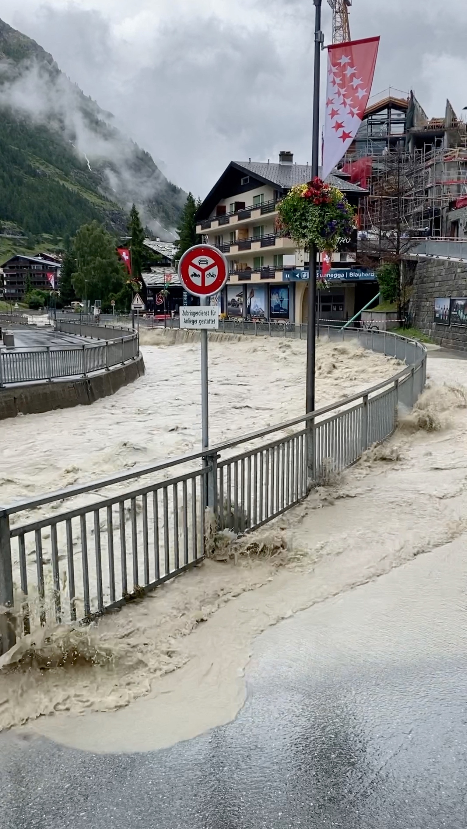 La popular estación de esquí fue arrasada por fuertes inundaciones