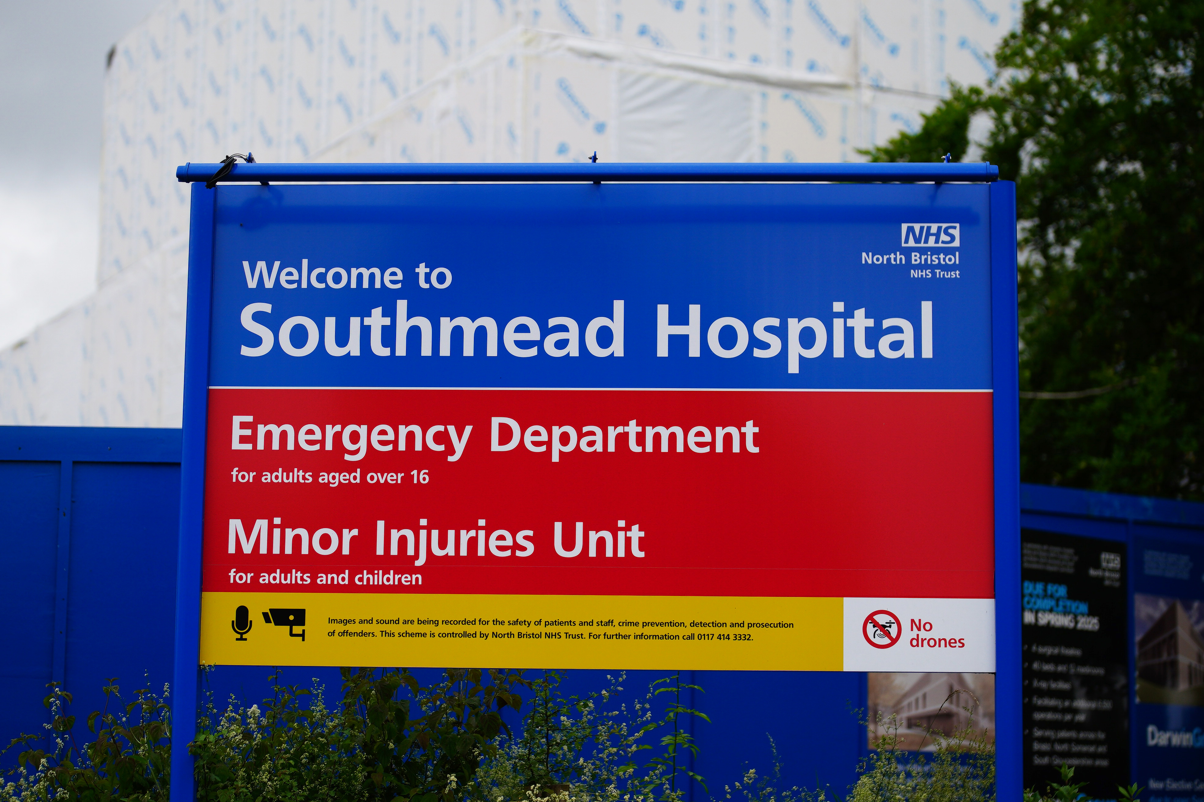 Un cartel afuera del Hospital Southmead donde se está recuperando.