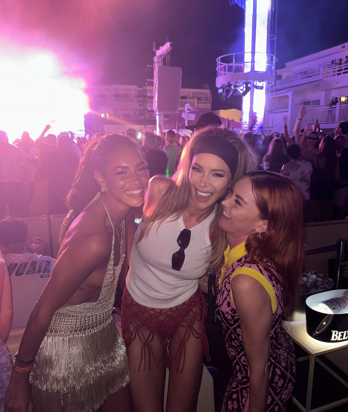 Olivia estuvo de fiesta con su amiga y DJ de BBC Radio 1, Arielle Free, a la derecha, en la Isla Blanca