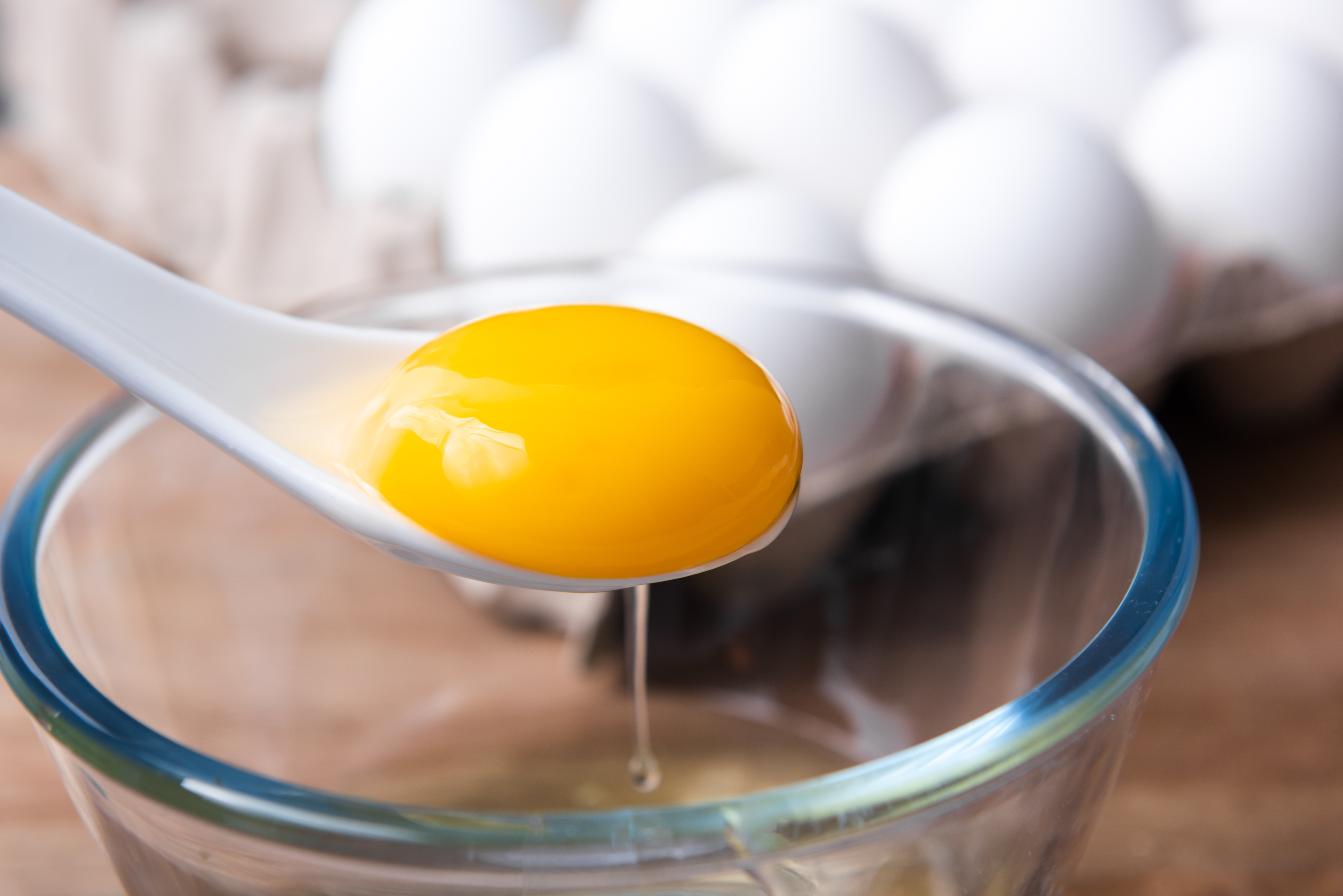 El Dr. Pasiah dijo que la yema de huevo se puede aplicar en las cejas durante hasta 20 minutos para estimular el crecimiento (imagen de archivo)