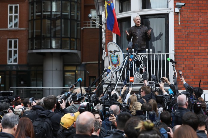 Julian Assange habla con los medios y sus seguidores desde un balcón de la embajada de Ecuador en Londres en mayo de 2017.