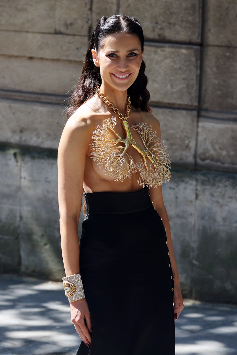 Sabina Jakubowicz asiste al desfile Schiaparelli Haute Couture Otoño/Invierno 2024-2025 como parte de París...
