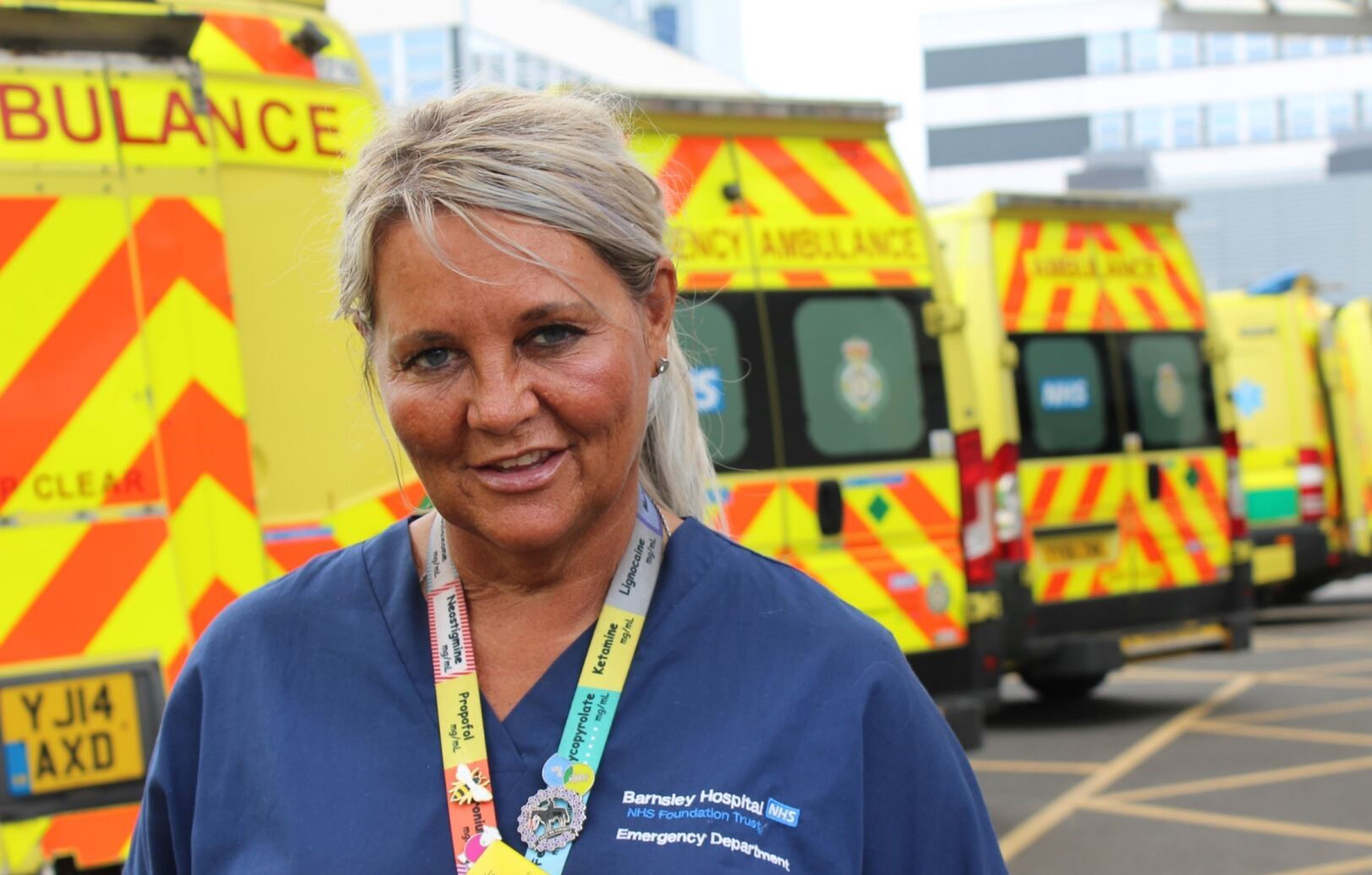 La hermana Jane Hawksworth ayuda al equipo de ambulancia en Barnsley