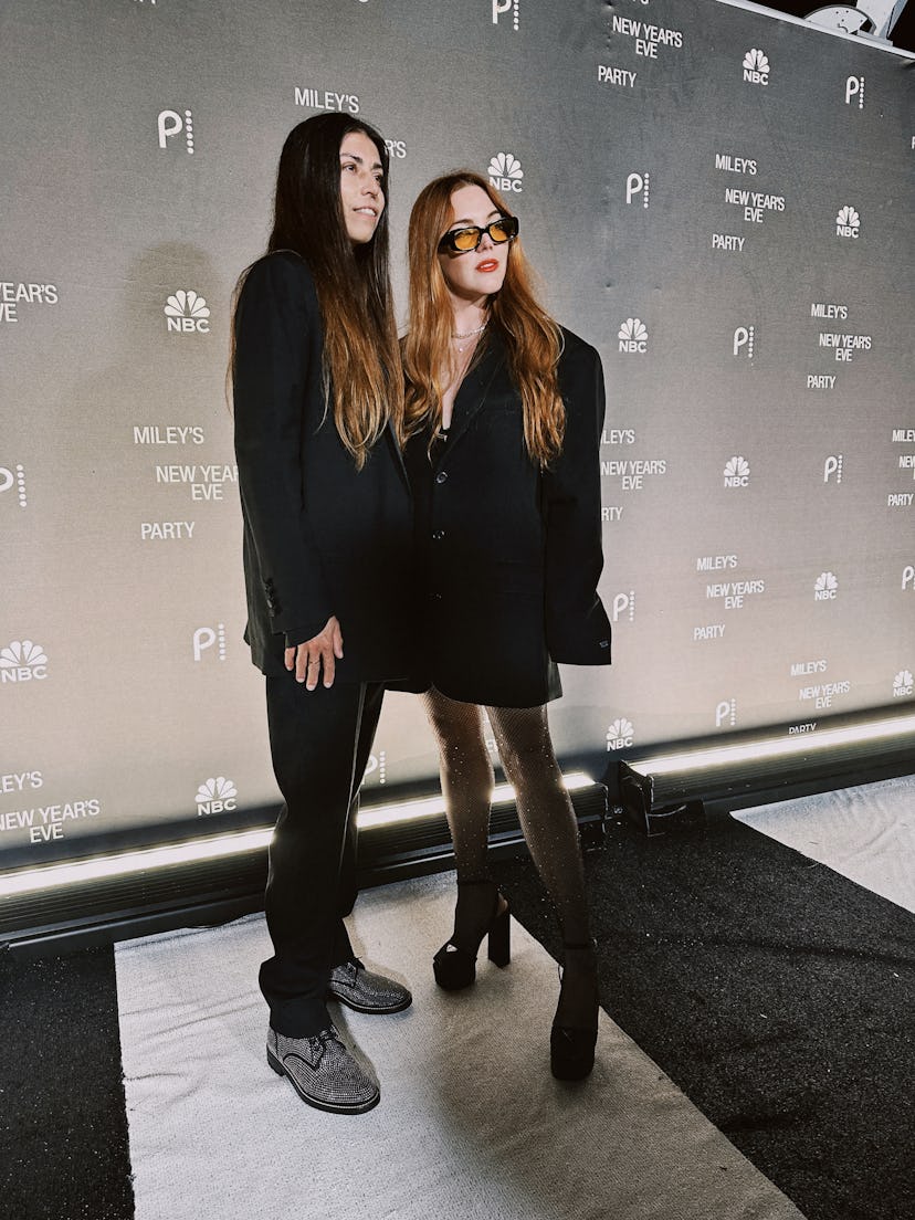 Cass Kaeding y Allison McNamara en la alfombra roja