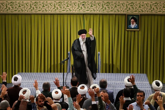 El ayatolá Ali Jamenei saluda a la multitud