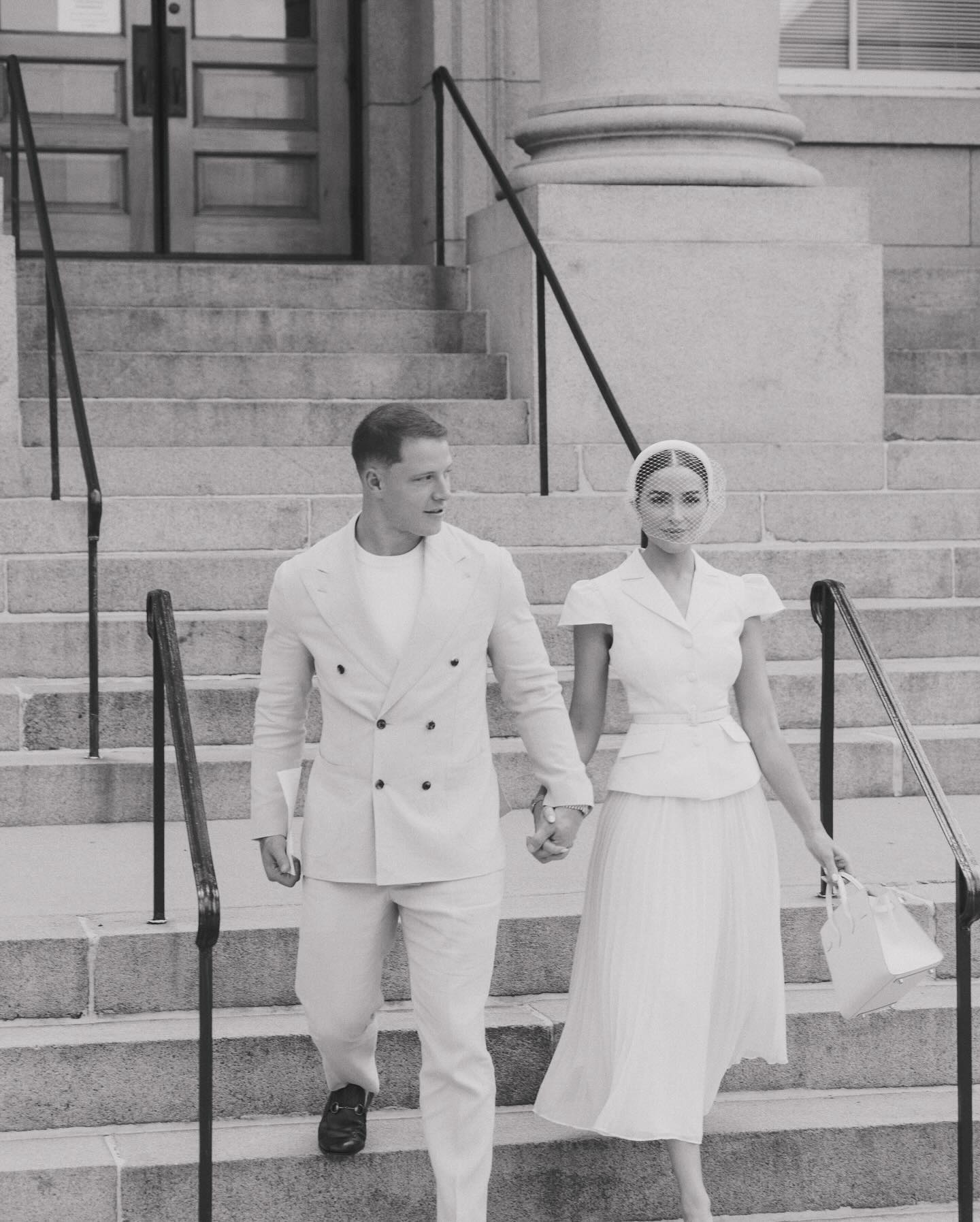 La modelo y Christian McCaffrey, de 28 años, celebraron un servicio civil antes de su lujosa boda en Rhode Island