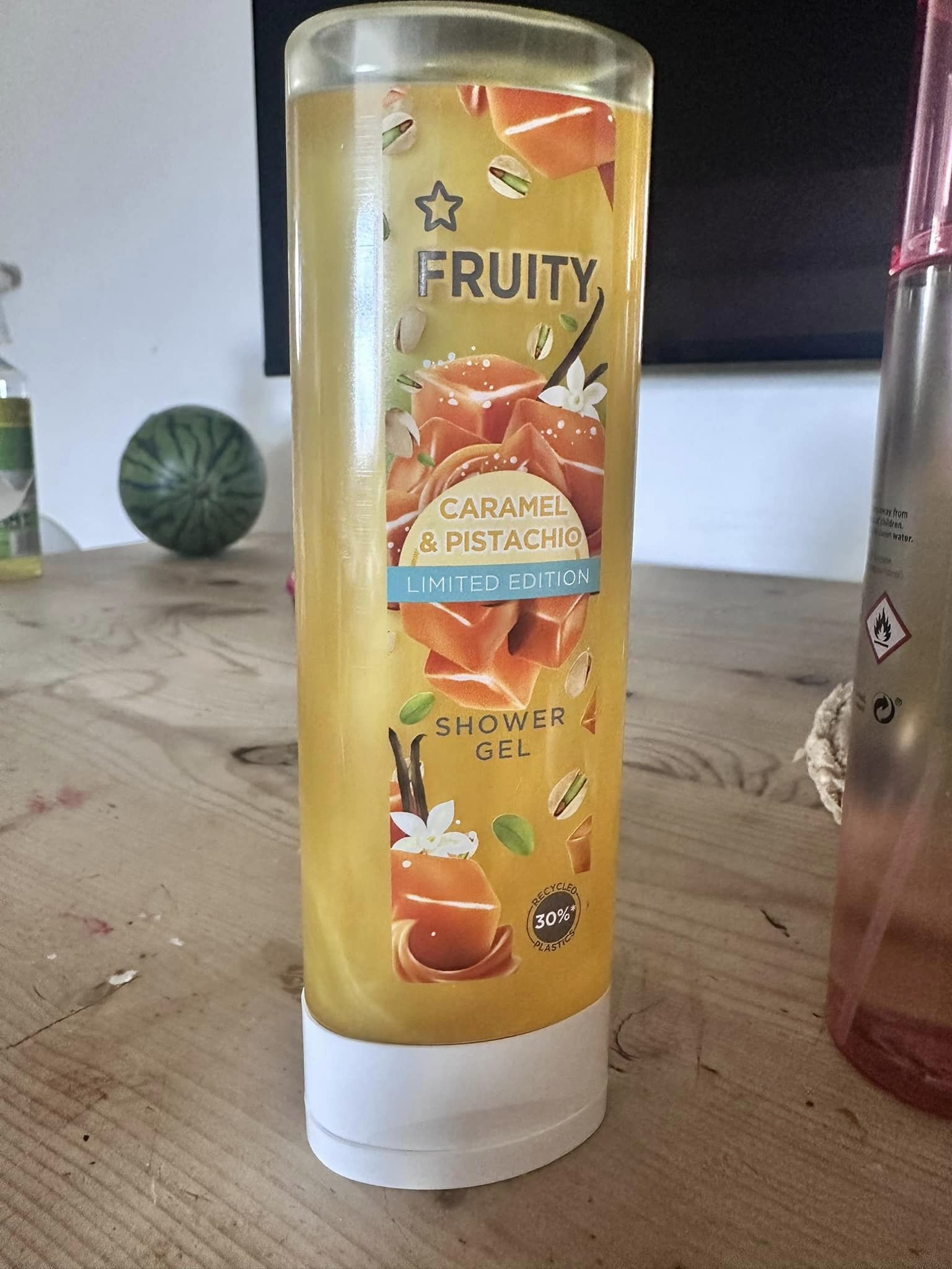 El gel de ducha Superdrug Fruity cuesta 1,89 £, pero hay una oferta de compra uno y llévate otro gratis.