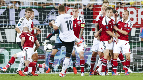 Lukas Podolski se aleja: Alemania gana la final de grupo contra los daneses en la Eurocopa 2012