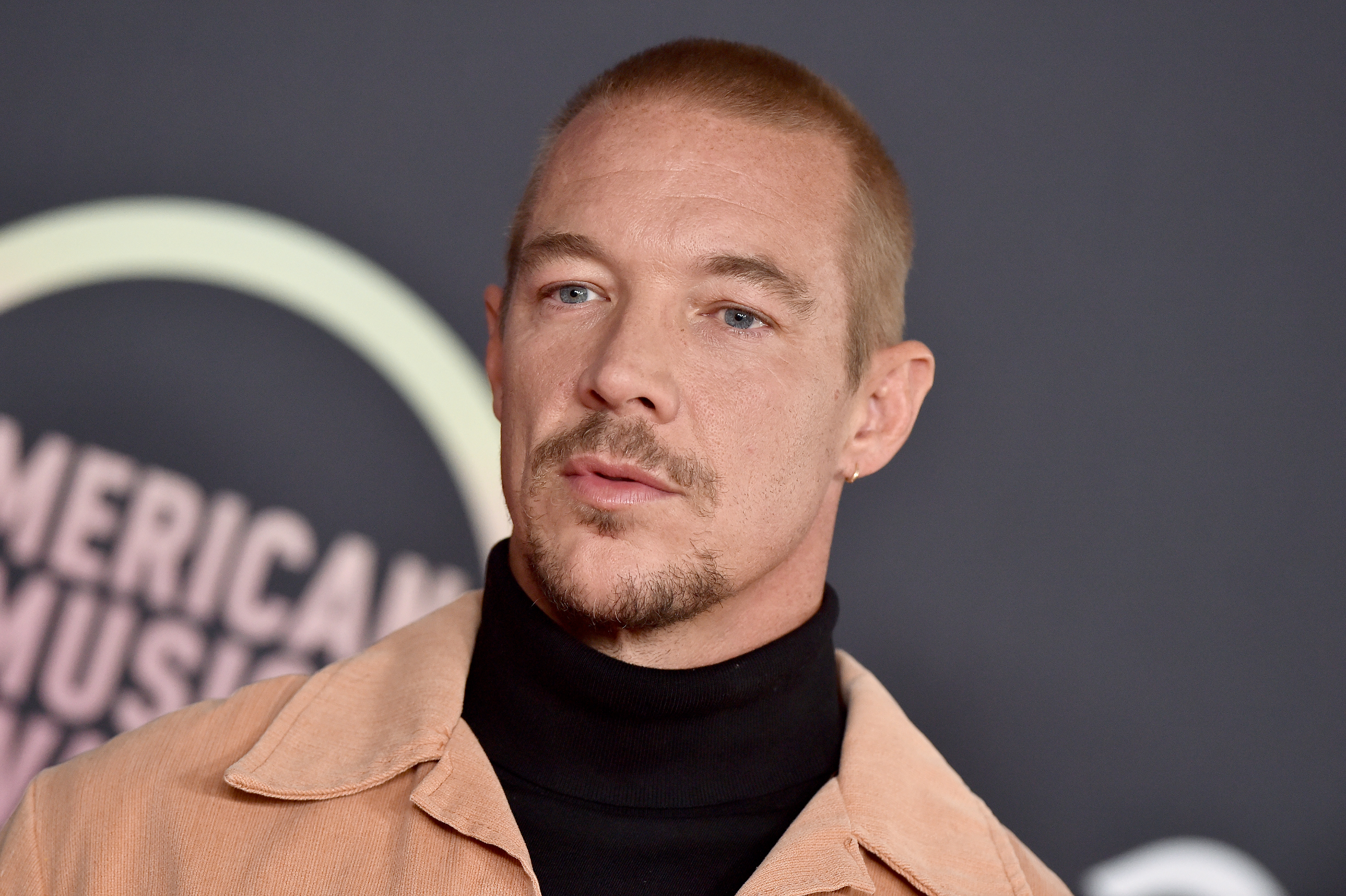 Diplo es un popular DJ y productor musical conocido por haber trabajado con varias celebridades de primer nivel.