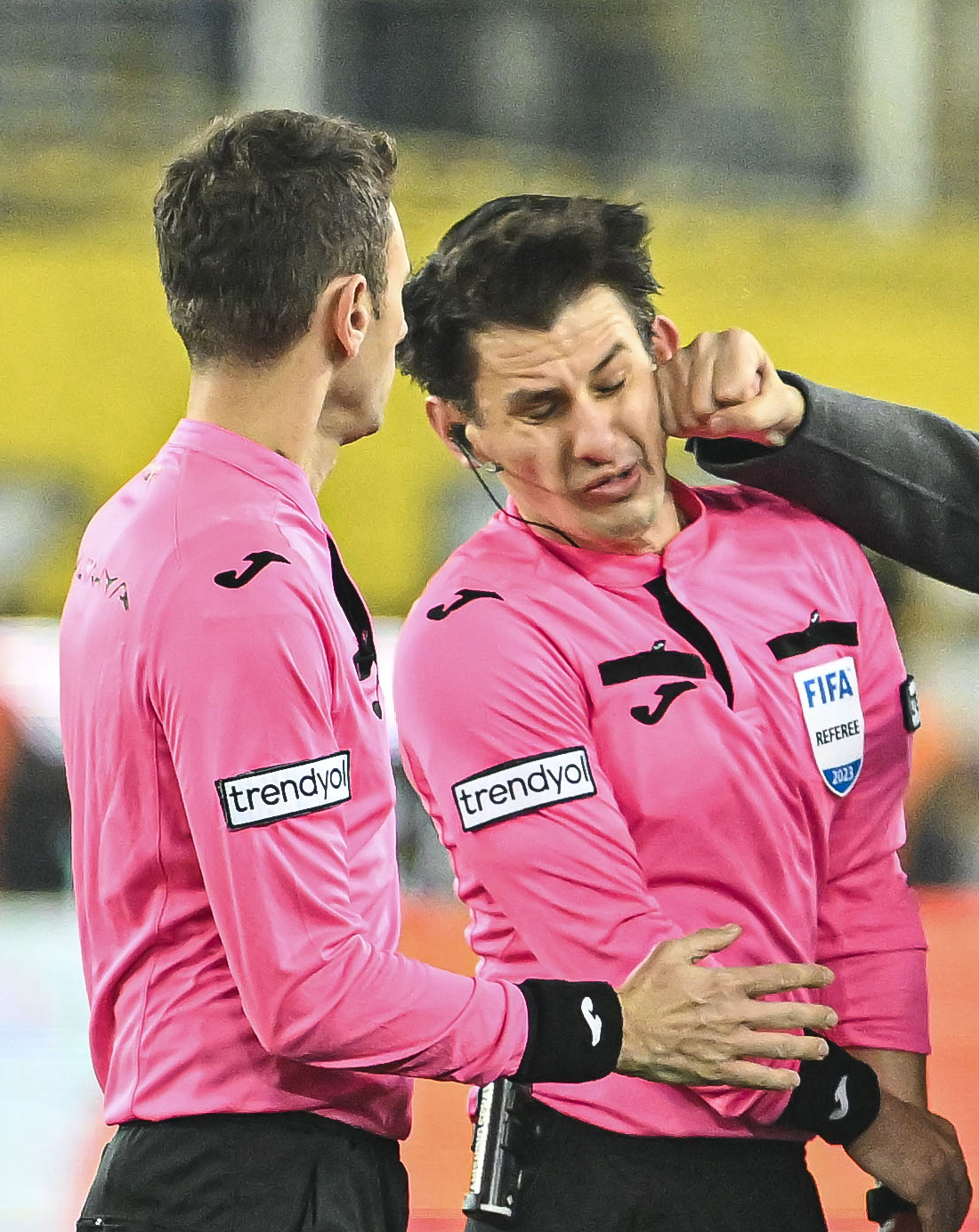 Koca irrumpió en el terreno de juego al término del partido antes de enfrentarse a Meler