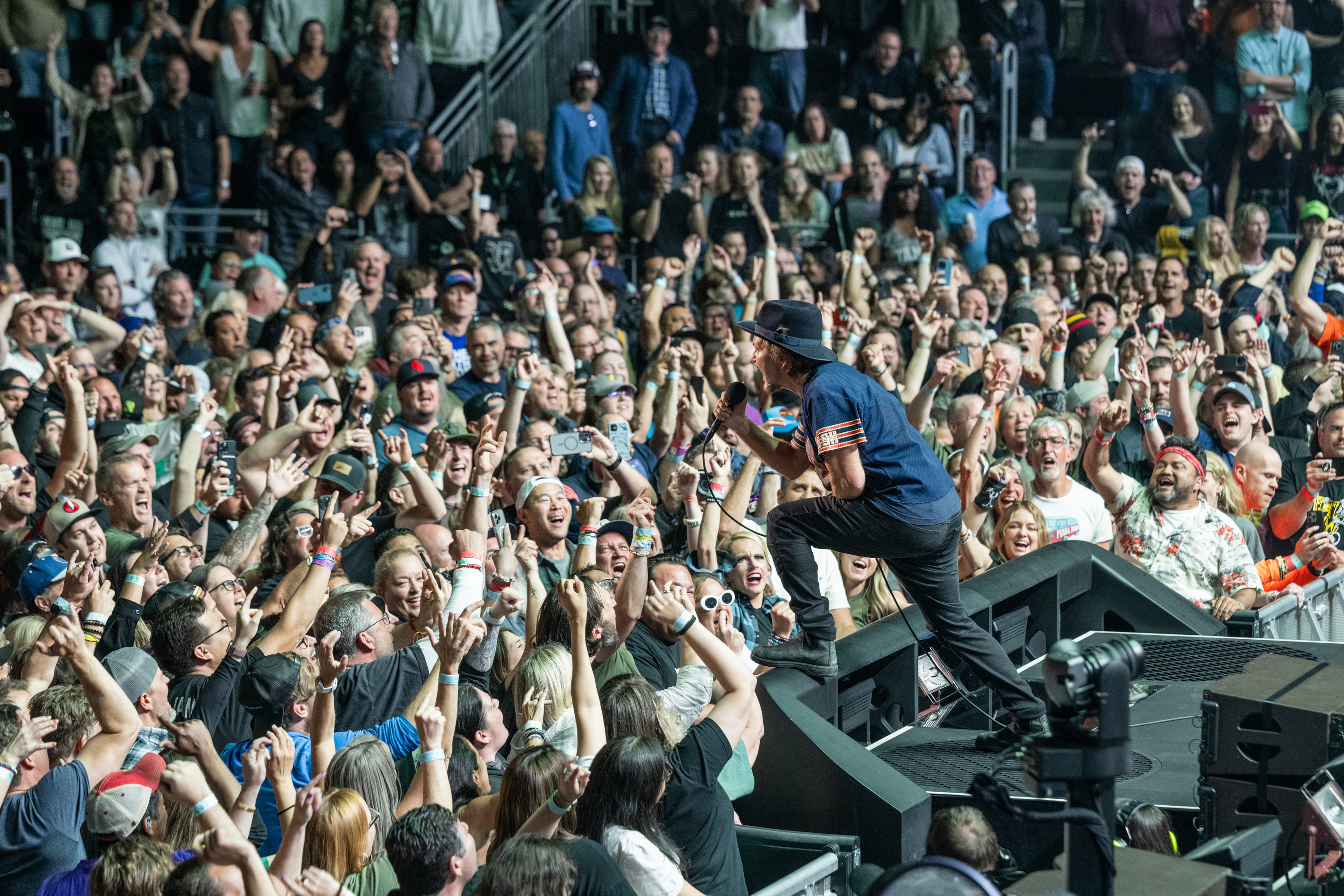 El cantante Eddie Vedder aparentemente tuvo problemas con su voz el martes por la noche.