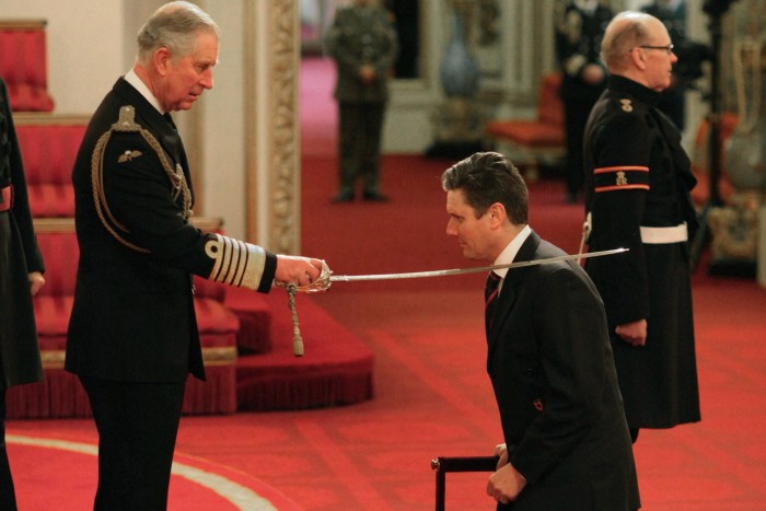 Starmer fue nombrado caballero por el entonces Príncipe de Gales en 2014