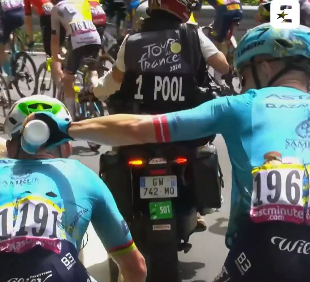 Los compañeros de Cavendish intentaban refrescarlo con agua.