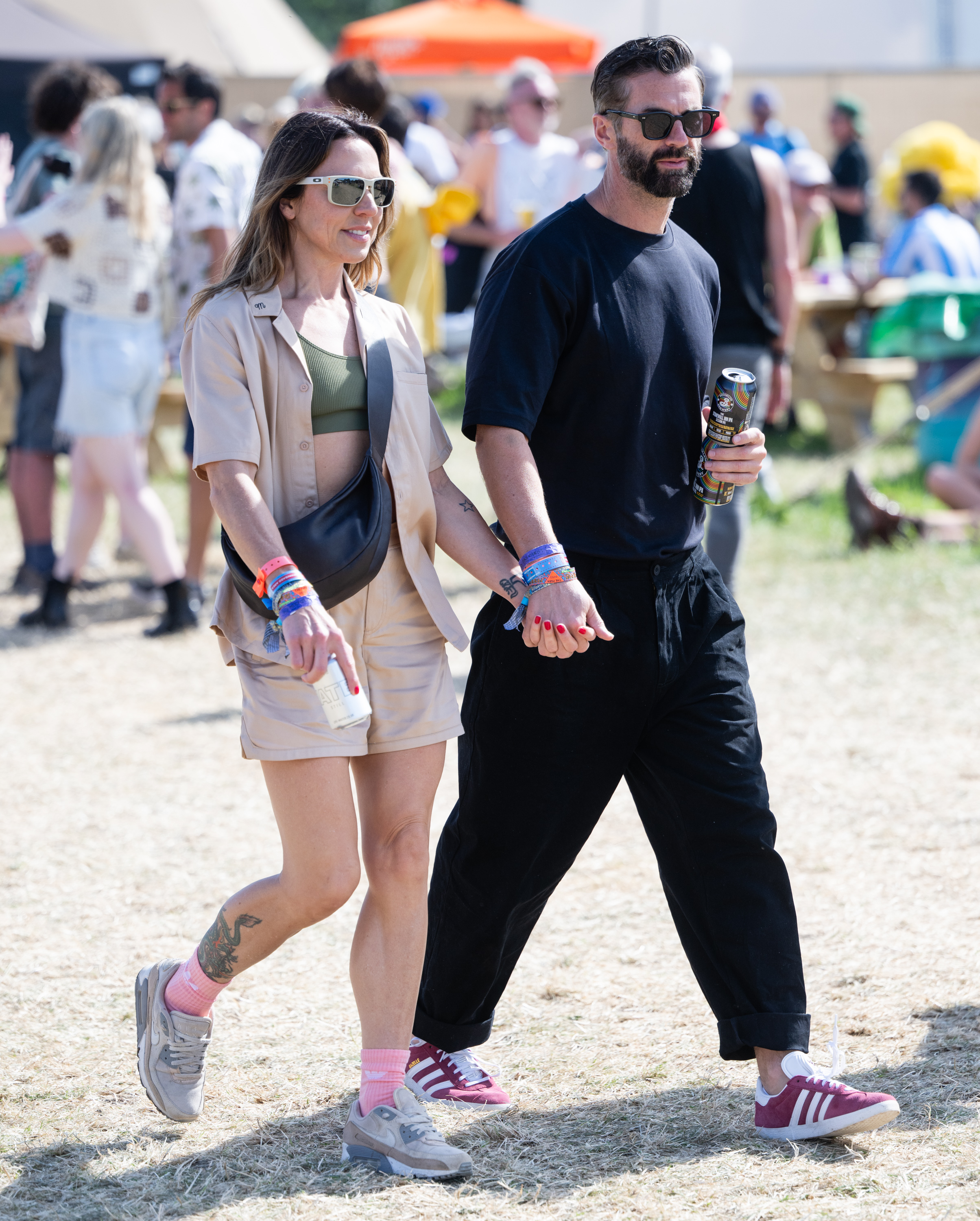 Ella fue de la mano de su nuevo novio en el sitio de 1,000 acres en Worthy Farm.