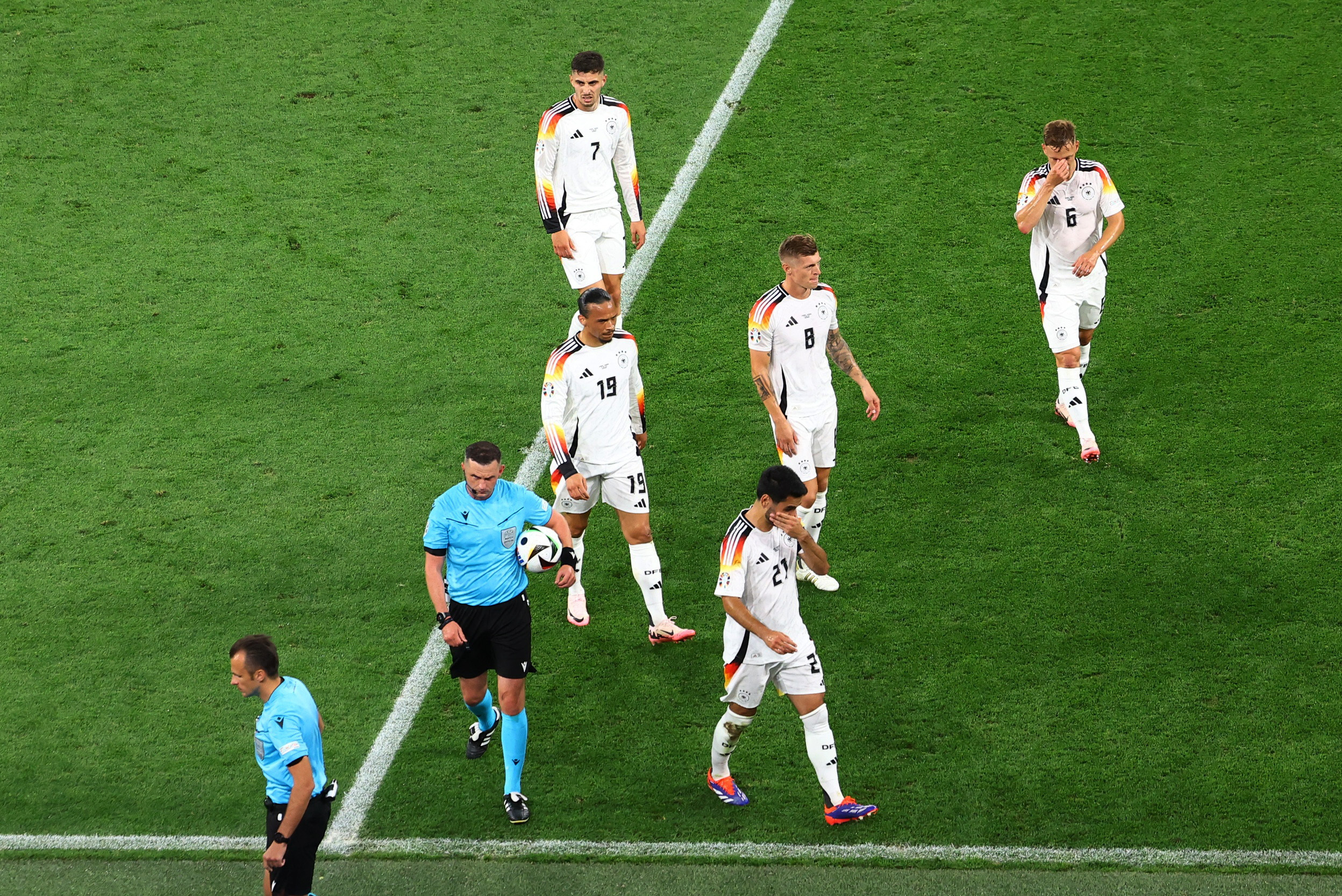 El árbitro Michael Oliver tuvo que sacar a los jugadores del terreno de juego.