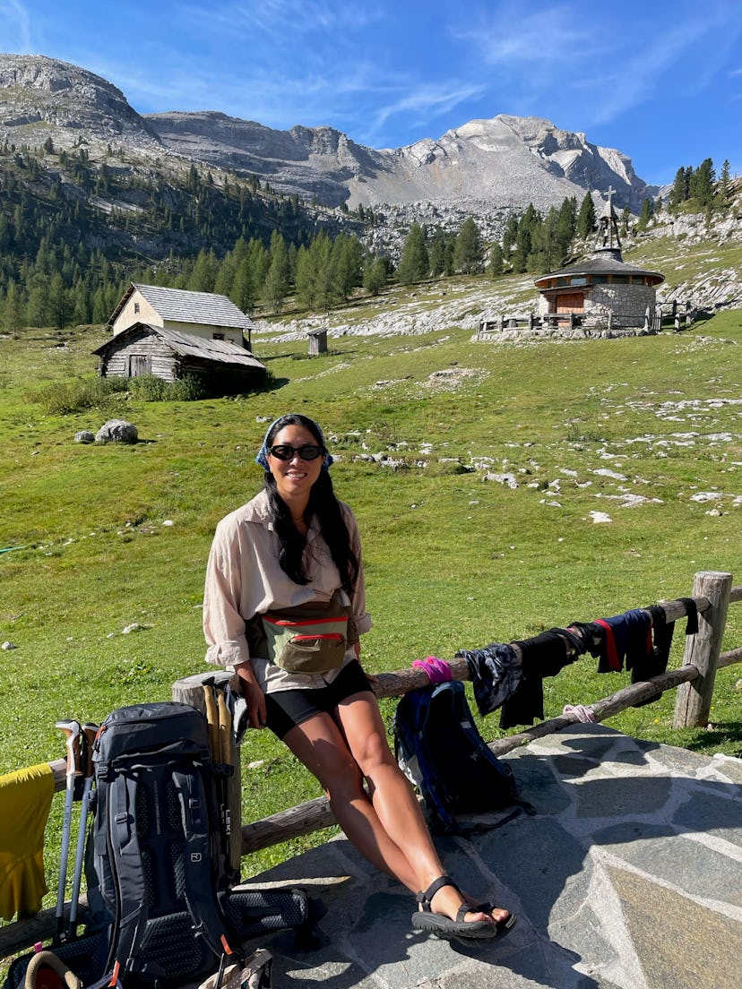 Trajes de senderismo de Kathy Lee en los Alpes