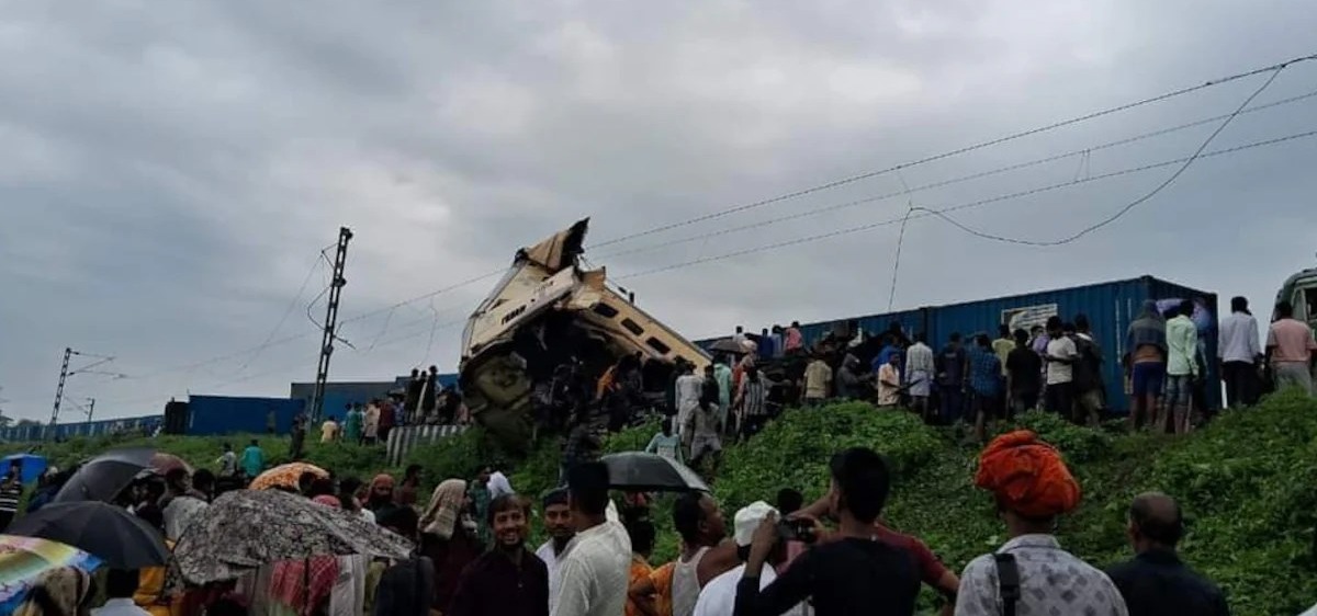 Los equipos de rescate acudieron esta mañana al lugar del accidente en el este de la India.