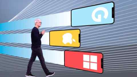Montaje de imágenes de Tim Cook, y tres pantallas de iPhone al fondo con los logos de Google, Apple y Windows respectivamente