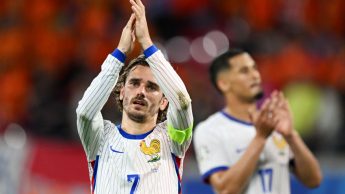 LEIPZIG, ALEMANIA - 21 DE JUNIO: Antoine Griezmann de Francia aplaude a los aficionados después del partido de la fase de grupos de la UEFA EURO 2024 entre Holanda y Francia en el estadio de fútbol de Leipzig el 21 de junio de 2024 en Leipzig, Alemania.  (Foto de Clive Mason/Getty Images)