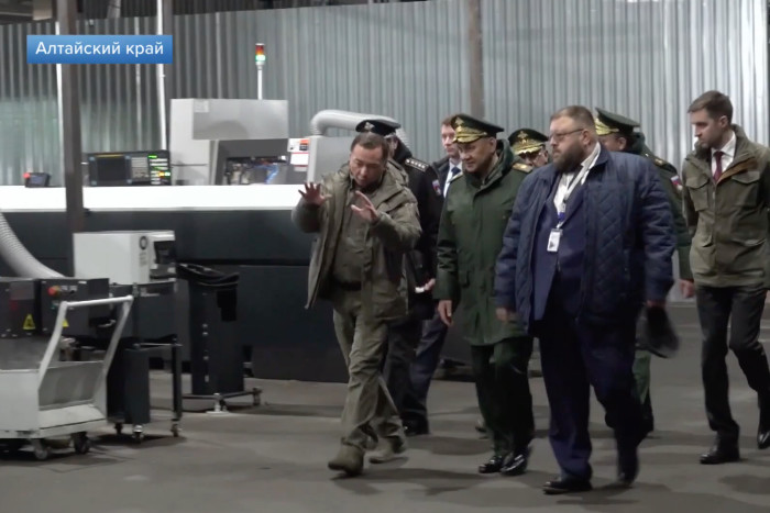 Sergei Shoigu apareció en la televisión estatal en marzo frente a lo que parece ser una máquina Tsugami en una fábrica de Altai.
