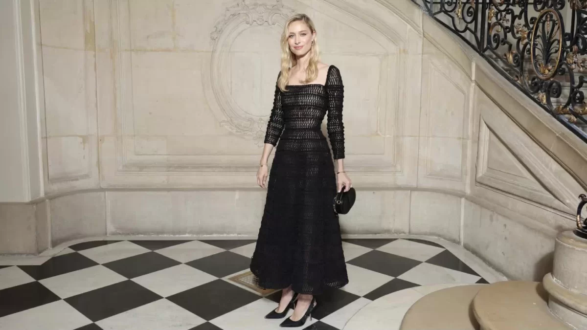 Beatrice Borromeo, el vestido de rejilla para Dior en París: elegancia y encanto