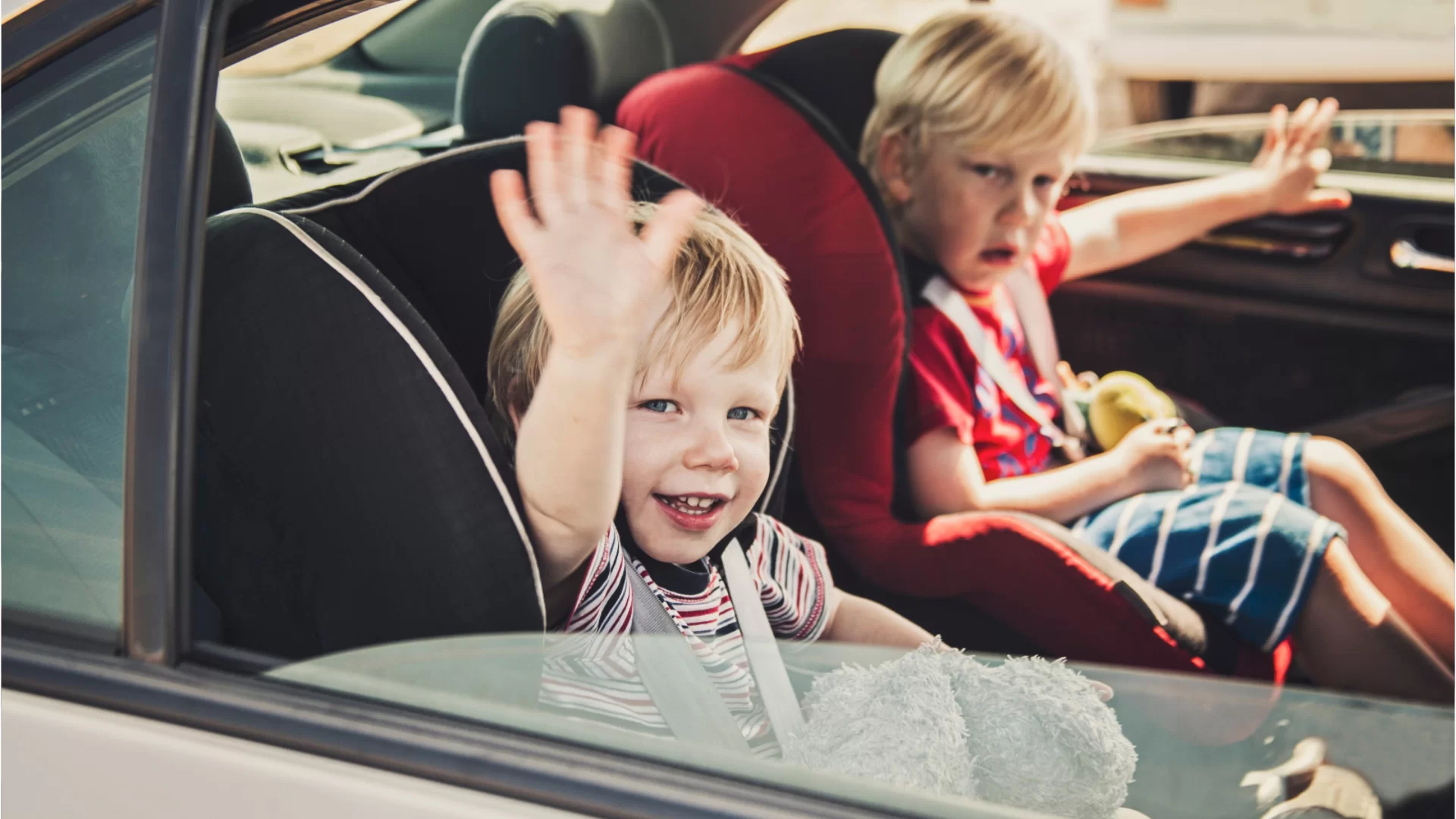 Niños que viajan: cómo entretenerlos en el coche, tren, avión y restaurante