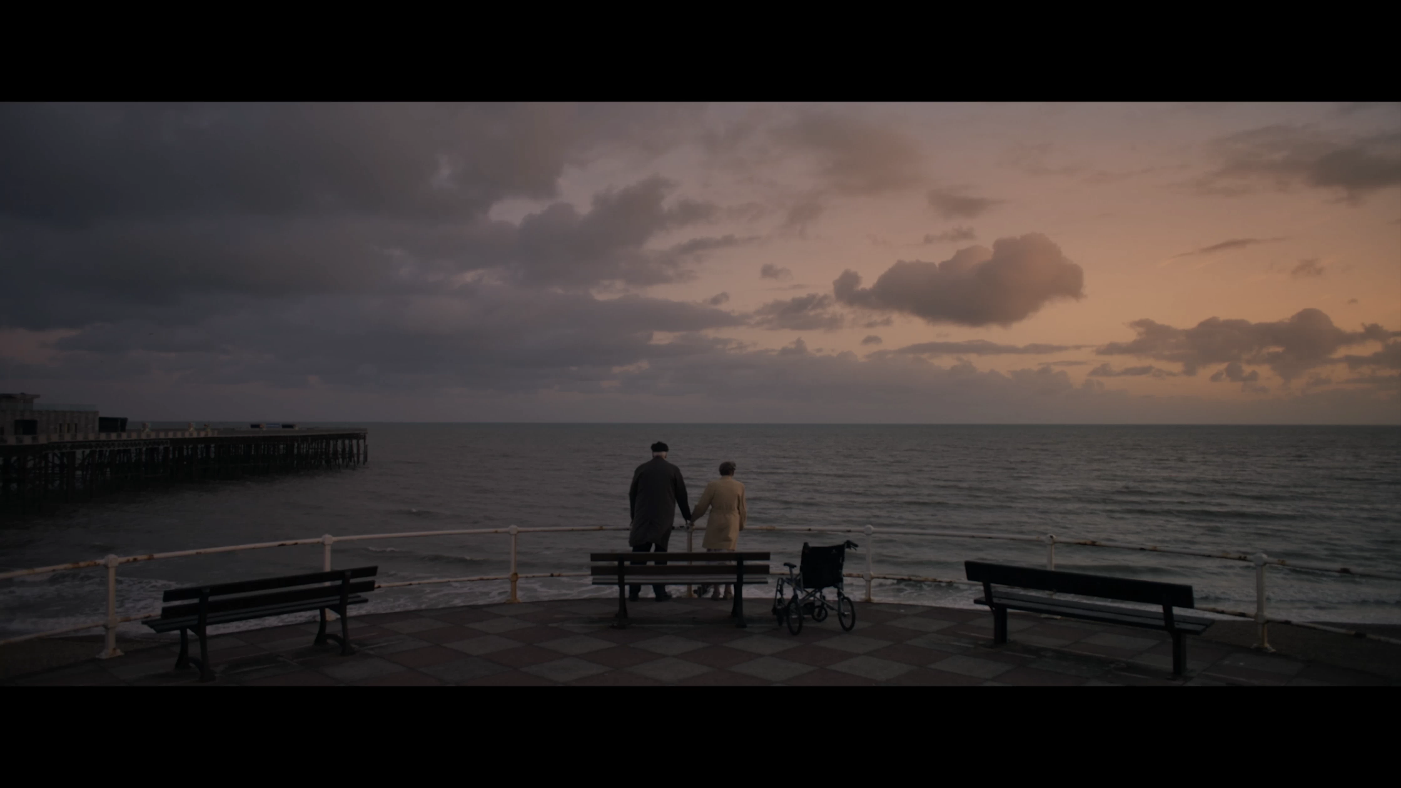 Michael Caine y Glenda Jackson en “Escape to Normandy”, el tráiler italiano