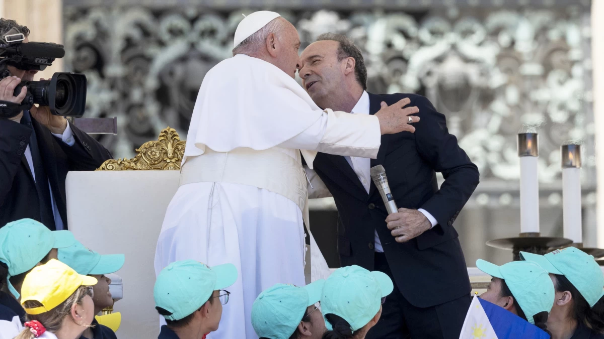 Roberto Benigni besa al Papa Francisco: «¿De qué sirven los besos si no se dan?»