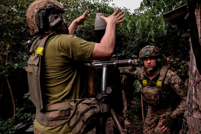 Soldados ucranianos cargan morteros de 120 mm en Donetsk