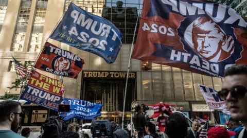Los partidarios de Trump se reúnen frente a la Torre Trump en Nueva York listos para una conferencia de prensa del expresidente